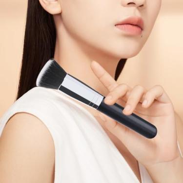 Imagem de Pincel de base Kabuki de topo plano premium para líquido e creme – Pincel de maquiagem para cobertura total, mistura e acabamento polido (prateado)