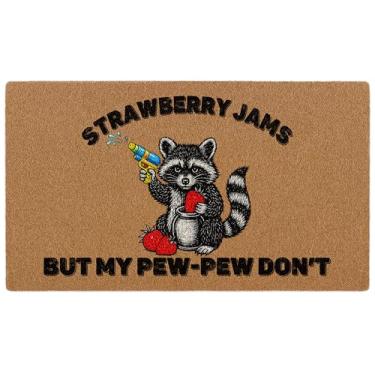 Imagem de "Strawberry Jams But My Pew-Pew Don't", capacho engraçado de boas-vindas de guaxinim, lindo tapete de entrada interna/externa, tapete rústico de coco artificial para amantes de guaxinins, decoração de