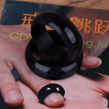 Imagem de Ring Through Finger Magic, Street Illusions Ring, Ring Jumps Crosses Transfers, Tricks Ring, Penetrate Vanish Magic Ring, Cool Magic Props