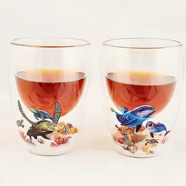 Imagem de OKEA Copos de vidro de parede dupla Marine Life 2 peças - Design de tartaruga marinha e golfinho com areia e conchas internas - Canecas de café isoladas de 250 ml