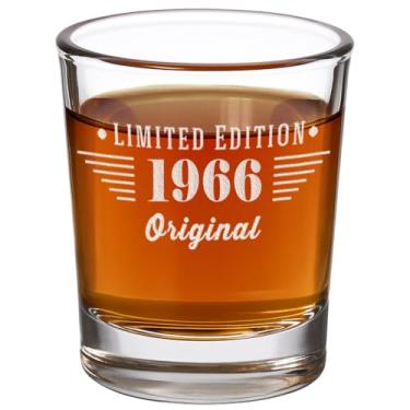 Imagem de Copo de shot vintage 1966 gravado 70,9 g – Presentes de feliz aniversário de 60 anos para homens e mulheres, Cheers to Turning 60 anos decoração de decoração de homem, artigos para lembrancinhas de
