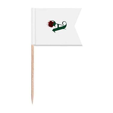 Imagem de Letras de flores folhas verdes bandeiras de palito de dente marcando para festa bolo comida prato de queijo