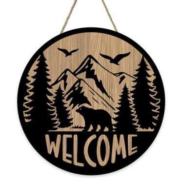 Imagem de Bolisom Welcome Adventure Camper Placa de porta da frente, urso de acampamento, floresta, montanha, cabana de fazenda, cabide de madeira, decoração de casa ao ar livre, guirlanda de vida selvagem