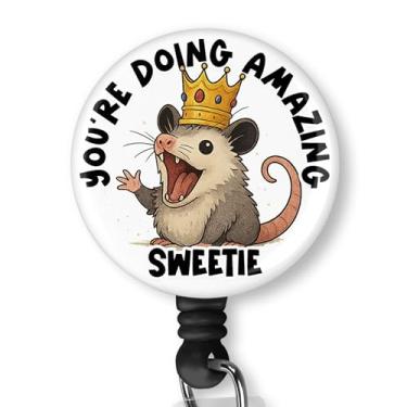 Imagem de Carretel de crachá You're Doing Amazing Sweetie Possum – Porta-crachá engraçado com gambá coroado – Clipe de identificação retrátil motivacional fofo para enfermeiros, professores e funcionários de