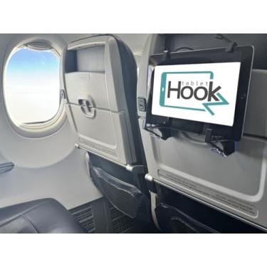 Imagem de TabletHookz v3. O suporte inovador para o seu tablet. Projetado para viagens e conveniência, prende seu dispositivo com segurança a mesas de bandeja de avião, encostos de cabeça de carro, assentos de