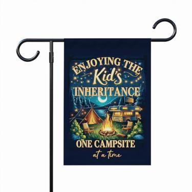 Imagem de Enjoying The Kids Inheritance One Campsite At A Time Bandeira de jardim - Feliz presente de acampamento trailer de viagem - Presente de campista - Ideias de decoração ao ar livre e terraços de jardim