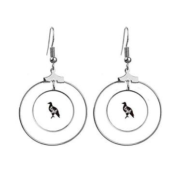 Imagem de Brincos de águia em preto e branco com argola pendurada, joia circular