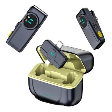 Imagem de Microfone Lapela Sem Fio 2 em 1 (2 Microfones) Compatível iPhone, Android, Plug & Play, Bateria 15h, Estojo Recarregável, DSP Anti-Ruído, 2.4G, Ideal p/Lives, Podcasts e Entrevistas