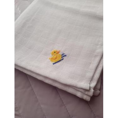 Imagem de Fralda de Pano Bordada em Ponto Cruz com Desenho de Patinho, Branca