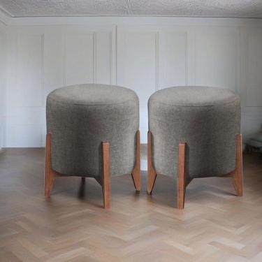 Imagem de Kit 2 Puff Decorativo Para Sala Redondo Luxo Dallas Veludo Cinza