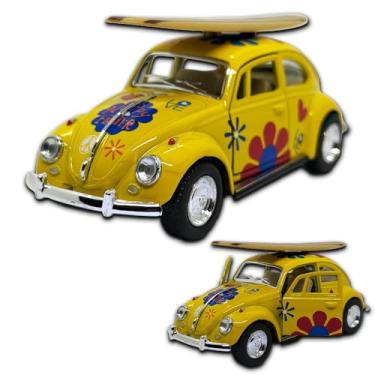 Imagem de Miniatura fusca 1967 carrinho de coleção em metal, 12 CM, 1/32, abertura de portas laterais, rodinhas em borracha e com fricção, Miniatura de carros antigos (Amarelo com prancha estampado)