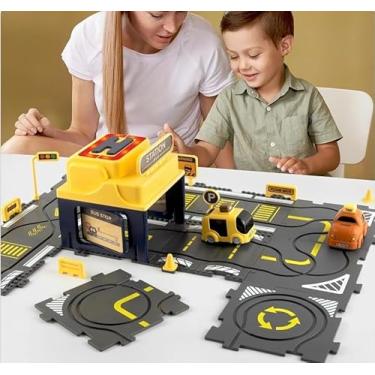 Imagem de Pista de Carrinhos Infantil com Estação, Quebra-Cabeça Modular, Luz e Música, 2 Carrinhos Operados por Bateria, Base Durável em Preto e Amarelo para Crianças