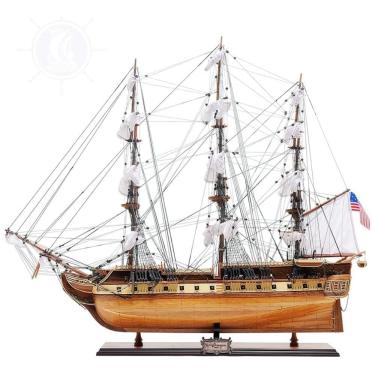 Imagem de Barco Decorativo USS Constitution de Madeira Natural com Detalhes Complexos que Incluem Ãncoras de Metal, Canhões e Um Autêntico Ninho de