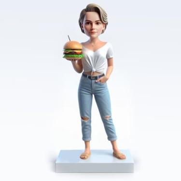 Imagem de Working Mom Holding Burger Meal Bobblehead feito à mão a partir de imagem humorística decoração de mesa de escritório para mães ocupadas equilibrando carreira e parentalidade