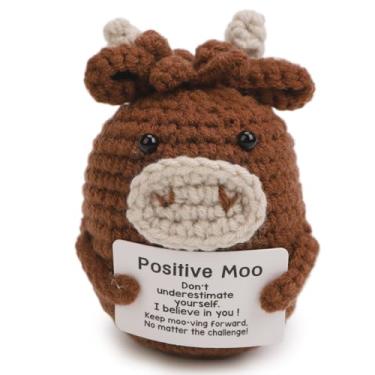Imagem de Decoração de vaca Moo positiva de crochê feito à mão Solarfun - Arte de fio Amigurumi com cartão de incentivo, presente motivacional fofo para colegas de trabalho e professores, decoração de mesa de