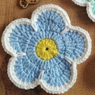 Imagem de HSYHKDSY 10 peças de tapetes trançados de flores vermelhas e verdes de 11 cm, jogo americano lavável, porta-copos trançados, jogo americano de crochê (azul claro 11 cm, 10 peças)