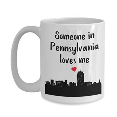 Imagem de Caneca Someone in Pennsylvania Loves Me - Caneca de café de cacau quente divertido - ideia de de Natal e aniversário de casamento