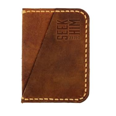 Imagem de Carteira Cristã de Couro Genuíno Artesanal com Estampa "Seek Him" Jeremias 29:13 – Carteira Cristã Minimalista para Homens — Bolso Frontal Carteira Masculina Gravada — Ideia de Presente para Carteira