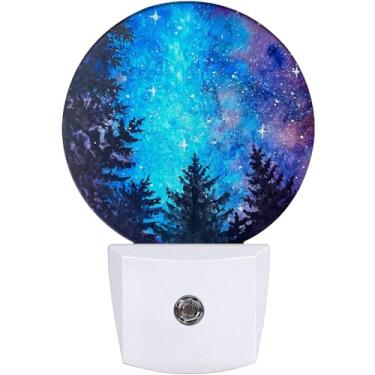 Imagem de EMXION Luz Noturna Do Norte, Forest Galaxy Sky, Plugue Na Parede, Lâmpada Led Com Sensor Automático Anoitecer Ao Amanhecer Para Quartos/Cozinhas/Banheiros/Corredores, Economia De Energia
