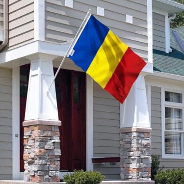 Imagem de Bandeira da Romênia Fly in Breeze 9,5 x 1,5 m - Cor vívida e à prova de desbotamento - Cabeçalho de lona e costura dupla - Bandeiras romenas Poliéster com ilhós de latão 7,5 x 1,5 m