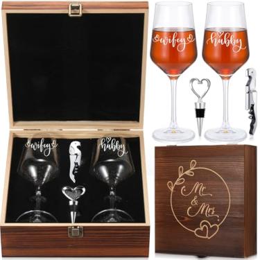 Imagem de LemonRoad Conjunto de 2 taças de champanhe para chá de panela, abridor de vinho, rolha de vinho com caixa de lembrança de madeira gravada, presente de noivado para casais (Hubby & Wifey)