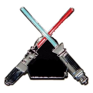 Imagem de Broche de metal esmaltado com sabres de luz cruzados de 1,375 polegadas de altura