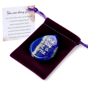 Imagem de ZHIYUXI One Day at A Time, lápis-lazúli, pedra para ansiedade, pensando em você, presentes para mulheres, pedras inspiradoras para alívio do estresse, presentes de sobriedade para ela