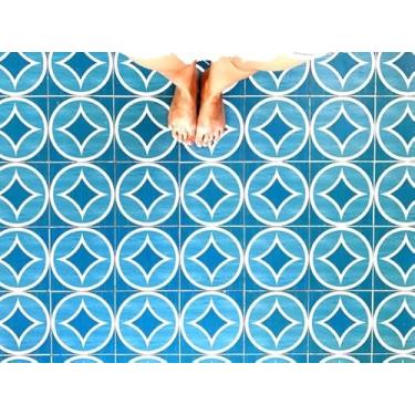 Imagem de Quadro Decorativo com Estampa Lowsection Womanstanding Tiled Floor 40 x 40 Papel 3 unidades