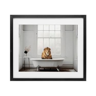 Imagem de Stupell Industries Impressão emoldurada minimalista Lion Bathtime preta sob vidro, design por Sasha, 13 x 16
