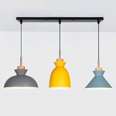 Imagem de Lustre moderno E26 para interiores, estilo linear, com cúpula metálica colorida, 3 lâmpadas, ideal para sala de jantar, quarto, cozinha ou ilha. Altura ajustável.