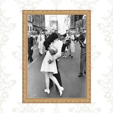 Imagem de Quadro Moldura Dourada Beijo Segunda Guerra 24X18Cm