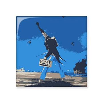 Imagem de Azulejo de cerâmica brilhante com ilustração grotesca de fundo azul de desenho animado