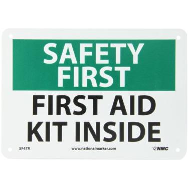 Imagem de NMC Placa SF47R OSHA, legenda "SAFETY FIRST - FIRST AID KIT INSIDE", 25,4 cm de comprimento x 17,8 cm de altura, plástico rígido, preto/verde em branco