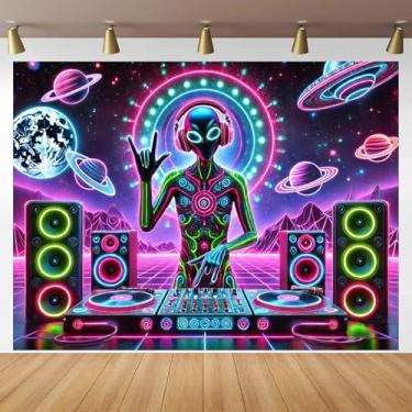 Imagem de BlissYard Tapeçaria de luz negra DJ alienígena que brilha no escuro para pendurar na parede 198 x 139 cm cena musical espacial tripla arte neon psicodélica pôster reativo UV para quarto dormitório