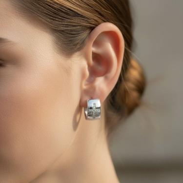 Imagem de Brinco Argolinha Lisa Com Cruz Cravejada Banhado a Prata