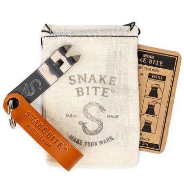 Imagem de Chaveiro abridor de garrafa original Snake Bite – 100% feito e patenteado nos EUA – abridor de cerveja de couro e aço inoxidável – presentes de padrinhos, gadgets EDC, chaveiro de cerveja para homens