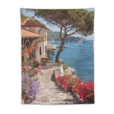 Imagem de Tapeçaria italiana de cidade costeira caminho de paralelepípedos buganvílias flores iate porto cênico litoral vila decoração de parede vibrante arte de paisagem mediterrânea para casa espaço de vida
