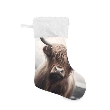 Imagem de ATTX Meias de Natal engraçadas de vaca Highland, suportes de presente brancos de pelúcia para decorações de festas de fim de ano (17,7 polegadas, pacote com 2) #282