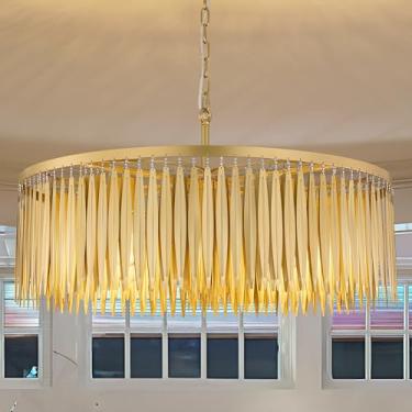 Imagem de TOCHIC Lustre De Fazenda, Lustre Dourado De 30,1" Para Sala De Jantar, Lustre Moderno De 4 Luzes Com Folha De Ouro Para Quarto, Luminária De Teto Rústica Para Sala De Estar, Cozinha, Hall De Entrada