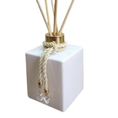 Imagem de Aromatizador Em Vidro 250Ml Com Pingente E Varetas Decoradas Para Lavabo, Banheiro Ou Escritório – Branco Com Prata, Dourado Ou Rose Gold - Luiggi Presentes® (Branco e Dourado)