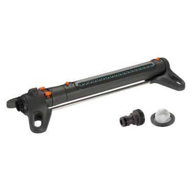 Imagem de GARDENA 20570, até 3800 pés quadrados - Aspersor oscilante ajustável AquaZoom para jardim e gramado de grande área. O irrigador oscilante Aquazoom externo tem uma base ampla e resistente.