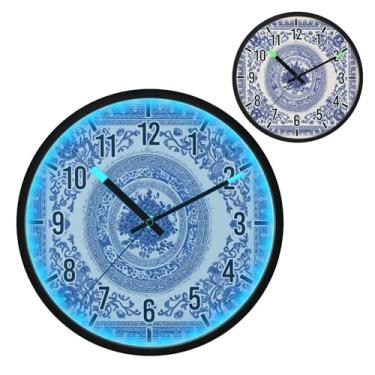 Imagem de Relógio de parede com luz noturna LED que brilha no escuro e ativado por voz, silencioso, design de porcelana azul e branco de 30,5 cm, operado por bateria para decoração de quarto e sala de estar