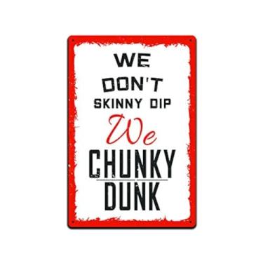 Imagem de JP's Parcels Sinais de estanho decoração de piscina - placa de metal 30,48 x 20,32 cm. We Don't Skinny Dip We Chunky Dunk