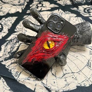 Imagem de Unitvbba Capa de telefone gótica 3D feita à mão com olho de monstro – ajuste personalizado para todos os modelos de telefone – exclusiva para fãs de terror, cosplay, amantes de estética escura