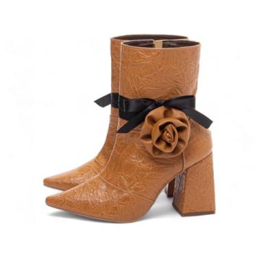 Imagem de BOTA BICO FINO FEMENINA CANO MÉDIO TORRICELLA COR CARAMELO,PULSEIRA REMOVÍVEL COM FLOR NA COR CARAMELO, TIRA EM CETIM PRETO, NÚMERO 36
