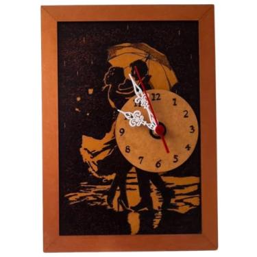 Imagem de Quadro Decorativo com Moldura e Relógio de Parede embutido: Pirografia artesanal em madeira; tema "Casal Apaixonado"; 29,7cm; peça única com quartz de tic-tac suave em casa, escritório ou clínica.