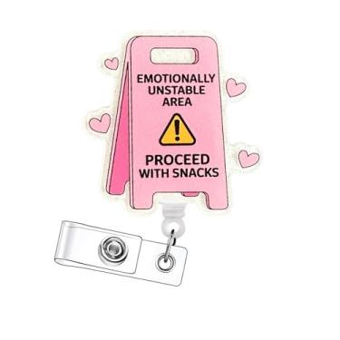 Imagem de Bellrela Porta-crachá retrátil, área emocionalmente instável, prossiga com lanches, design rosa com corações, clipe jacaré