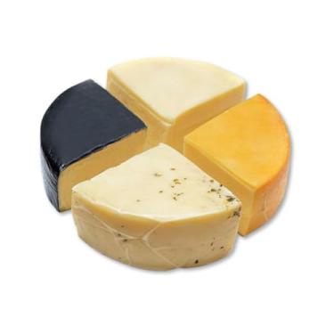 Imagem de Kit 4 Queijos Parmesão Artesanais 550g Serra da Canastra - Tradicional, Temperado, Defumado e Capa Preta. Perfeito para tábuas de frios e receitas gourmet, Presentes, encontros, vinho, festas e Reunioes