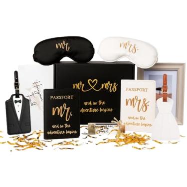 Imagem de Conjunto de presente de viagem Mr. and Mrs Honeymoon, inclui capas bordadas para passaporte, etiquetas de bagagem, máscaras para os olhos, frasco de lembrança de areia de lua de mel, porta-retratos