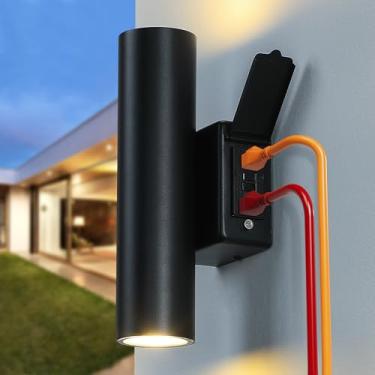 Imagem de YKLITG Luzes LED para varanda com tomada GFCI, luminária externa de parede externa 3000K, arandela de parede preta fosca para porta da frente, corredor, pátio, garagem. HWBD006-LED-BK